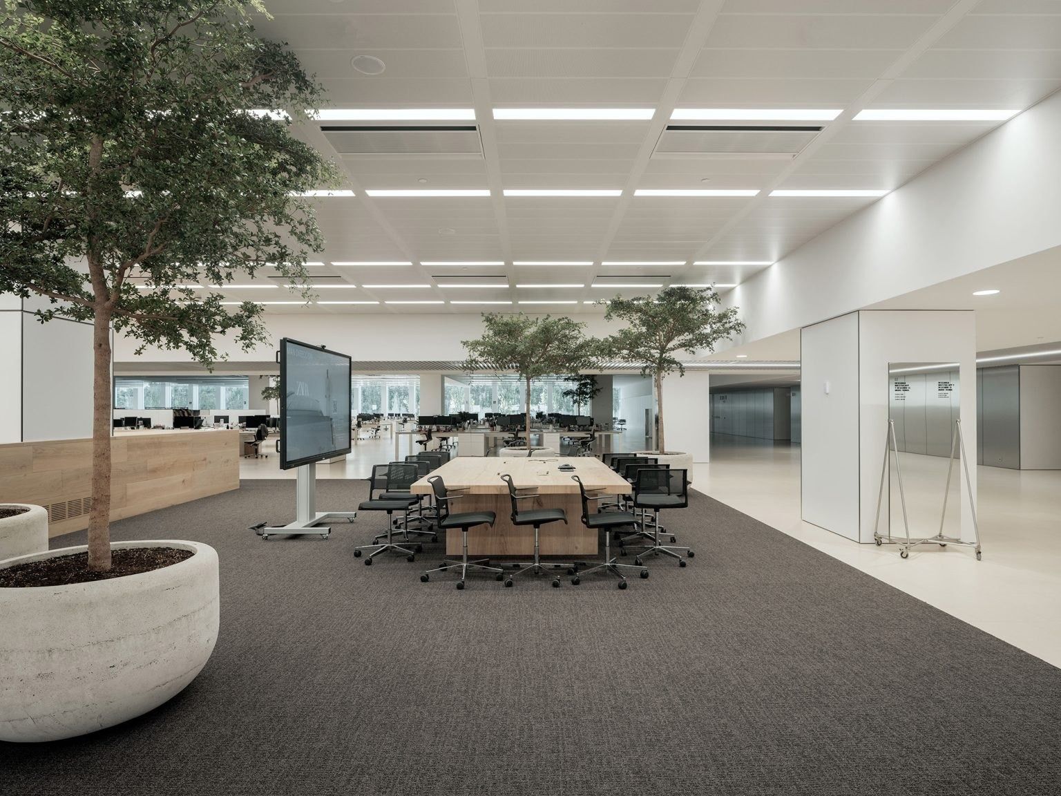 Inditex: Meeting tables among indoor trees