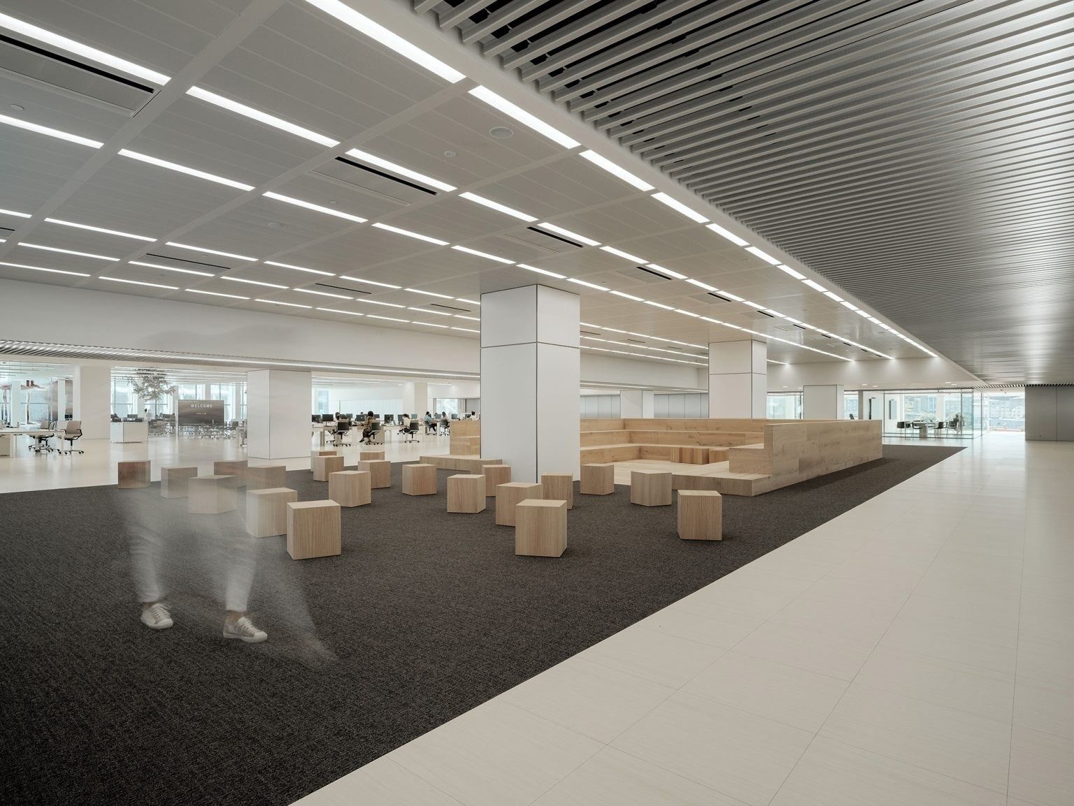 Inditex: Open floor with a seating area
