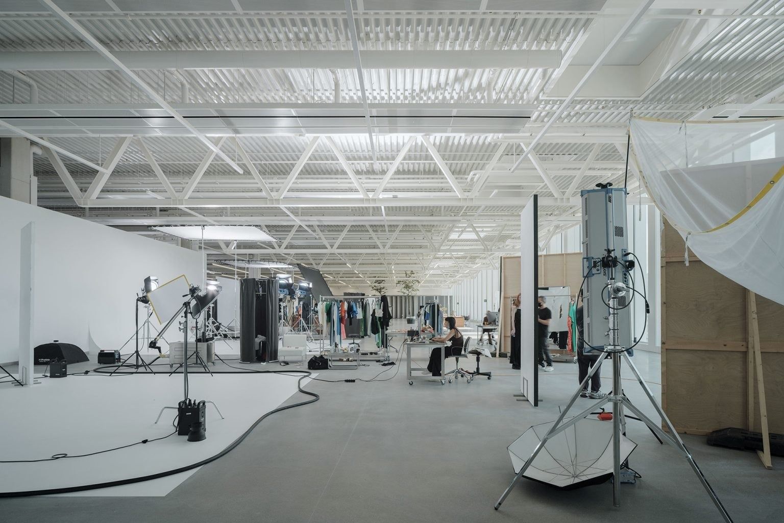 Inditex: Photo studio with lighting stands