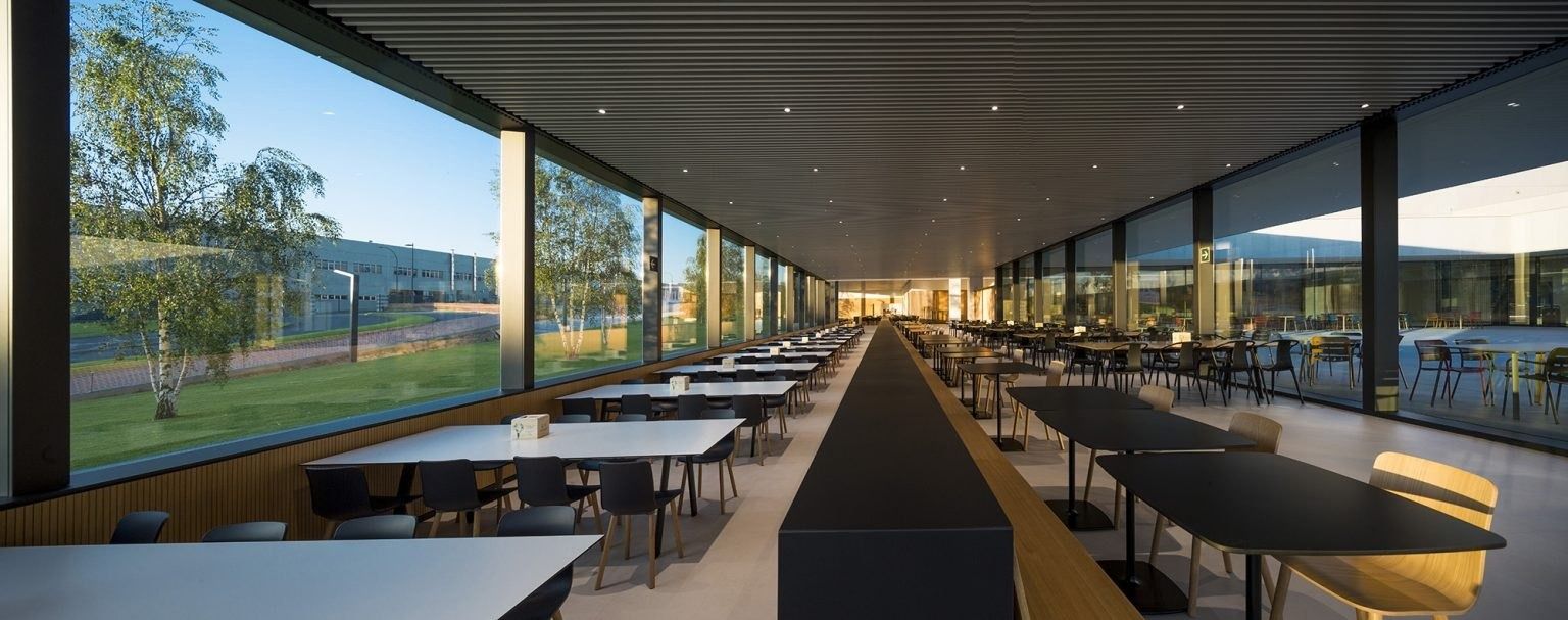 Inditex: Restaurant with long tables along a glass wall