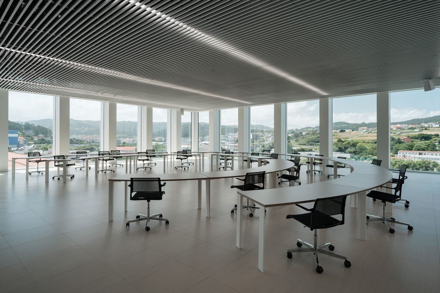 Inditex: Rows of desks with a countryside view