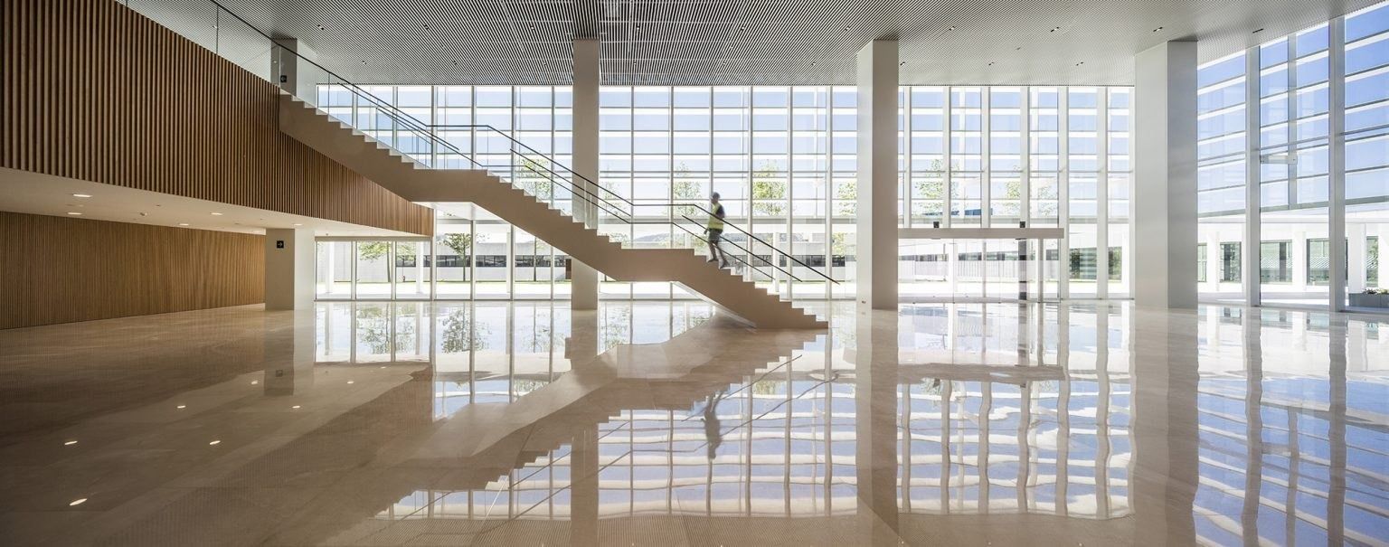 Inditex: Sweeping stair in a glass-walled hall
