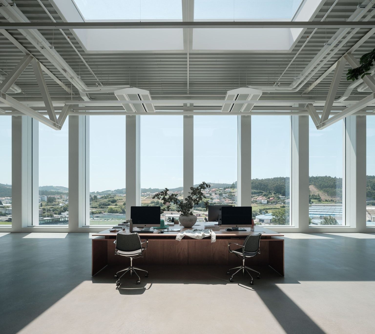 Inditex: Work tables by floor-to-ceiling windows