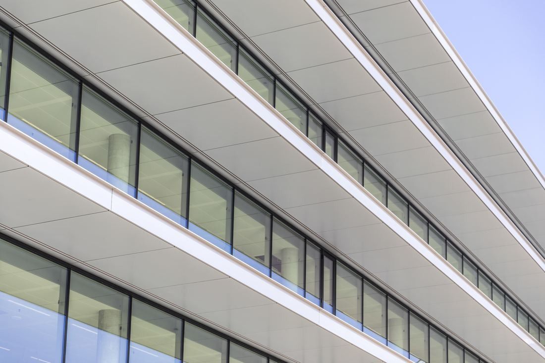 ING Group: Diagonal view of white horizontal façade bands and windows