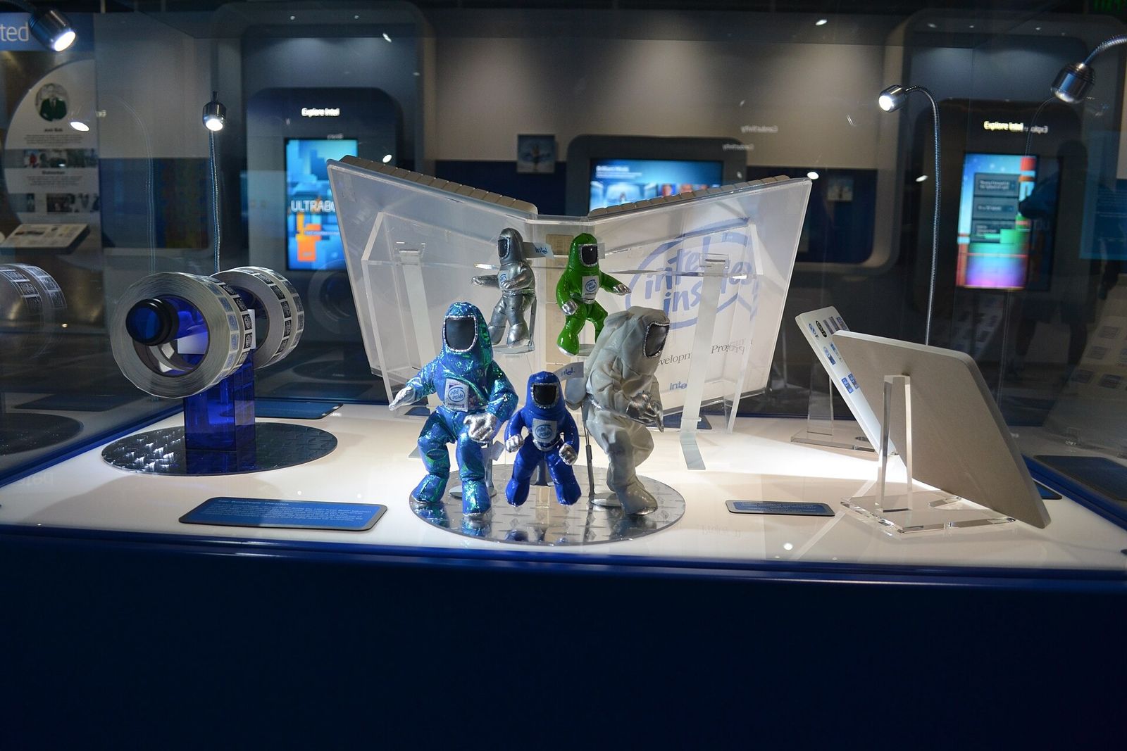 Intel: Bunny-suit figures in the Intel Museum