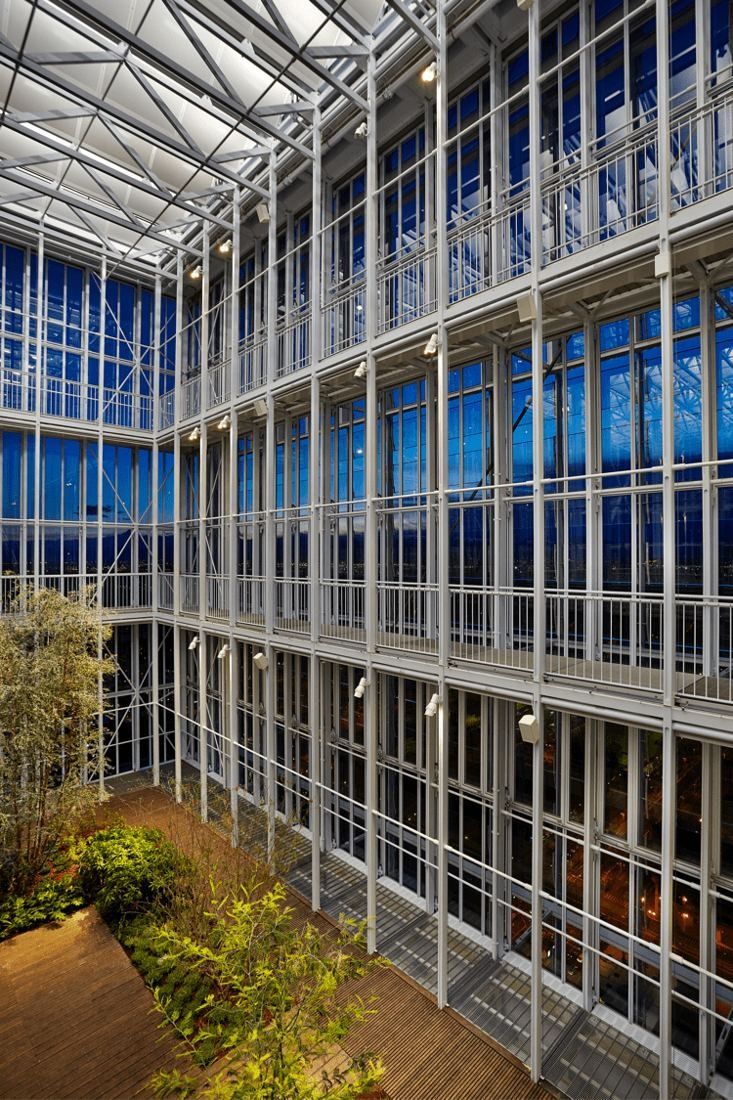 Intesa Sanpaolo: Multi-storey glazed walls with steel frames around a planted wooden deck