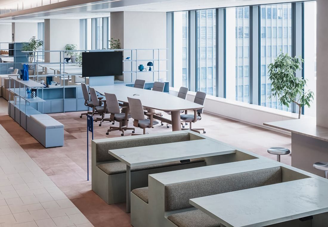 ITOKI: Bright office floor with long tables, task chairs and windows onto the city