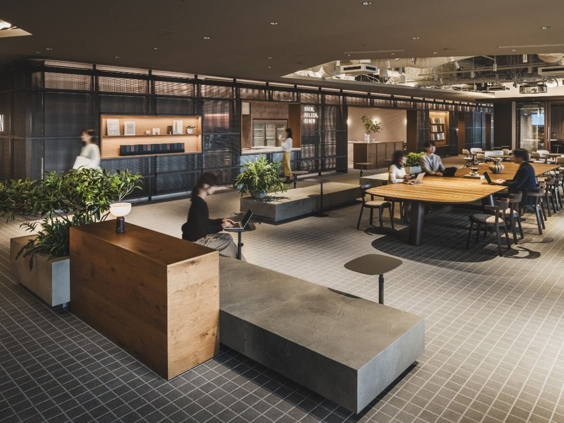 ITOKI: Café space with wooden tables, planters and shelving