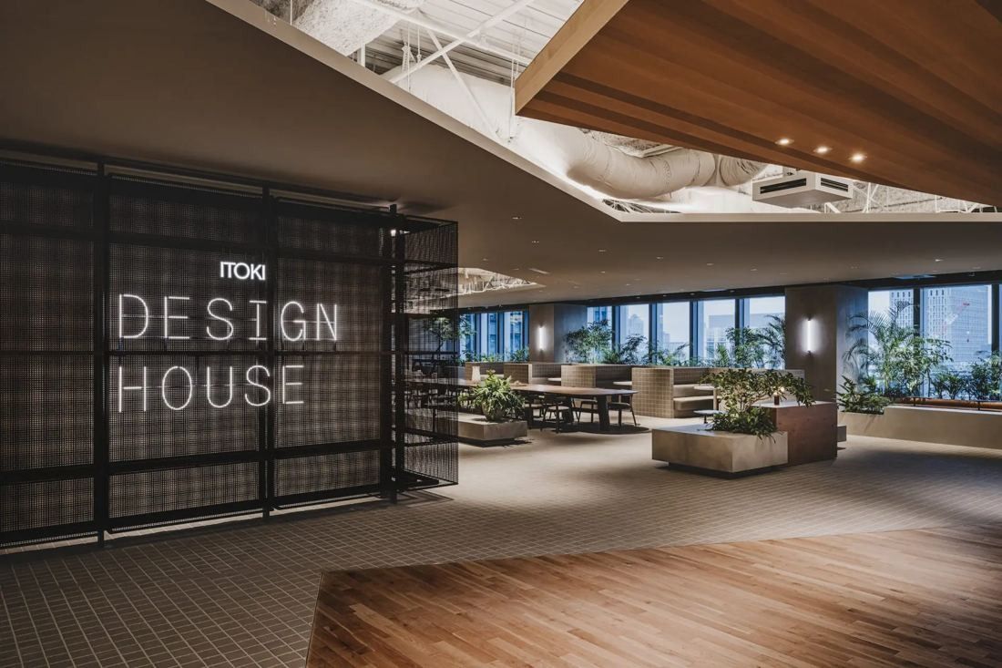 ITOKI: Entrance wall with an illuminated ITOKI DESIGN HOUSE sign beside an open floor