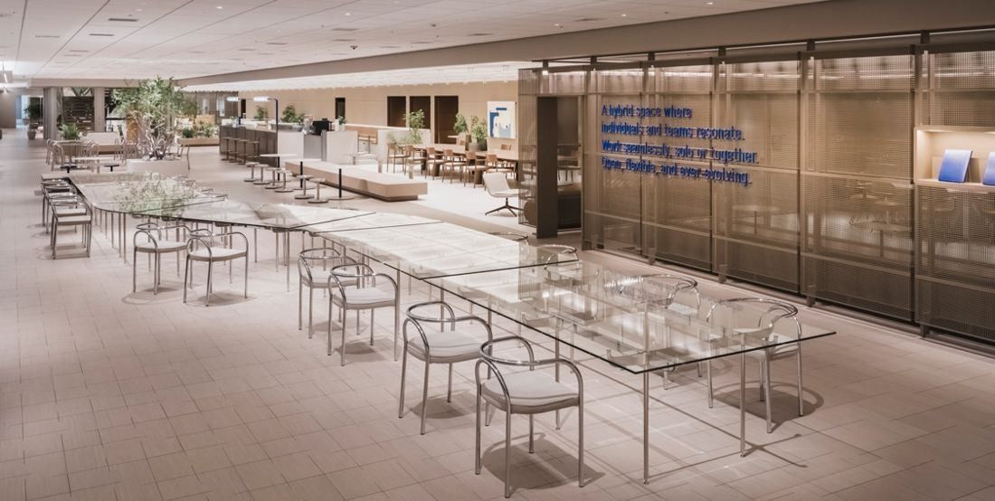 ITOKI: Very long glass-topped table with chairs along a walkway