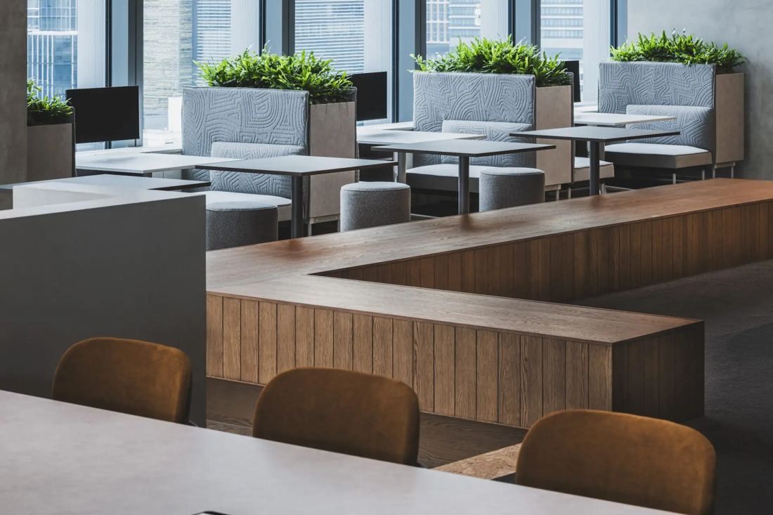 ITOKI: Wooden counter benches and tables by windows with planters