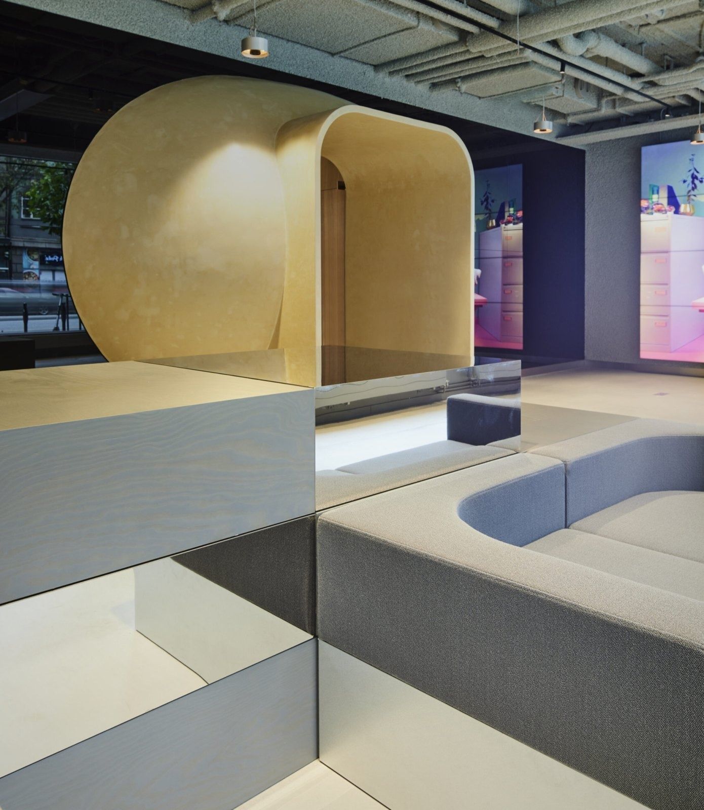 Klarna: Rounded pale arch niche next to stepped grey seating