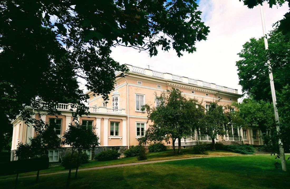 KONE: Manor building and garden seen from a corner of the grounds