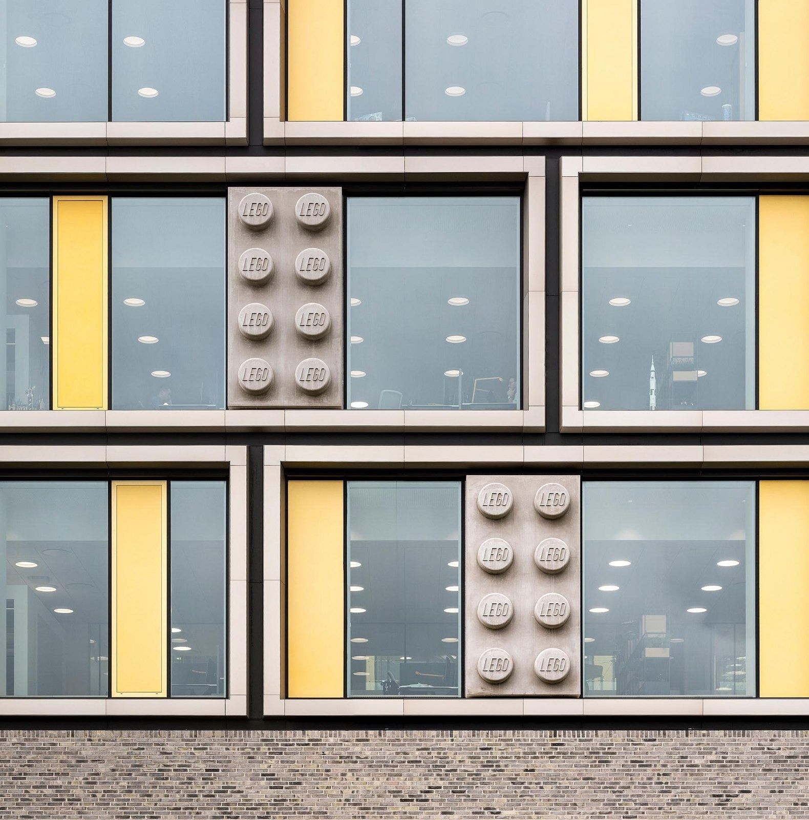 The LEGO Group: Facade with giant LEGO brick panels