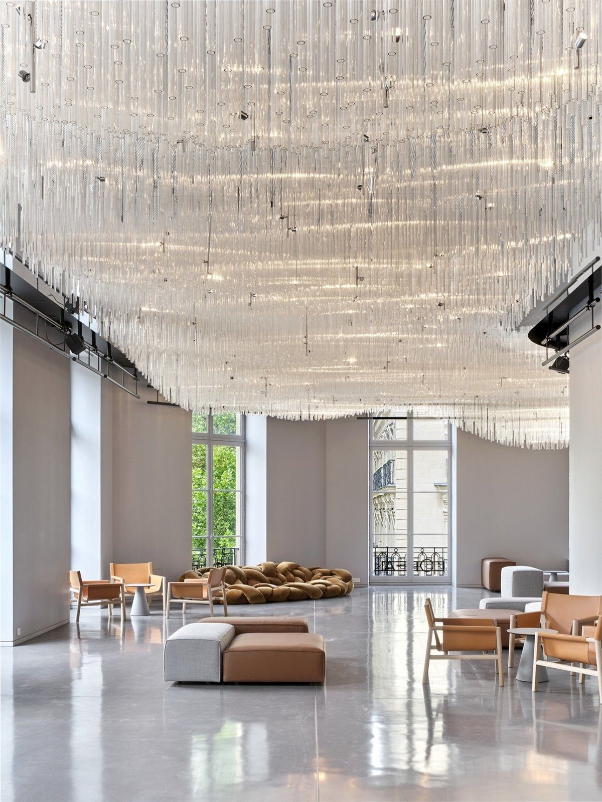 L'Oréal: A bright hall under a large glass chandelier