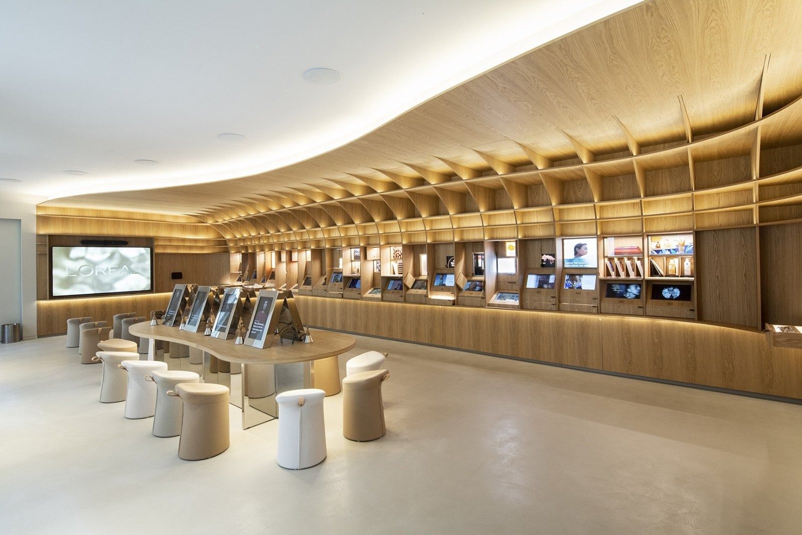 L'Oréal: A curved bar with screens and stools