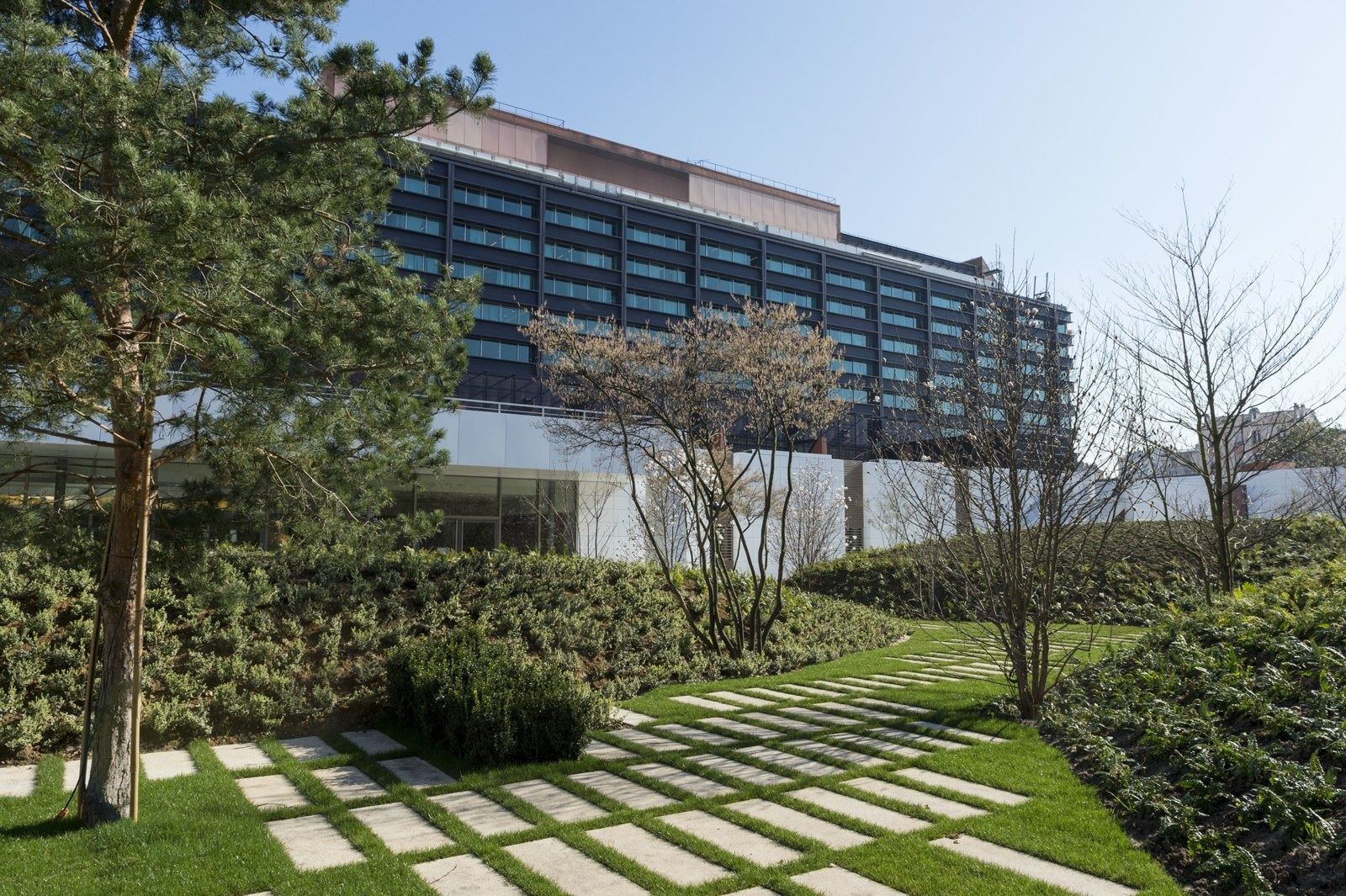 L'Oréal: A landscaped garden with stepping stones beside the Clichy headquarters