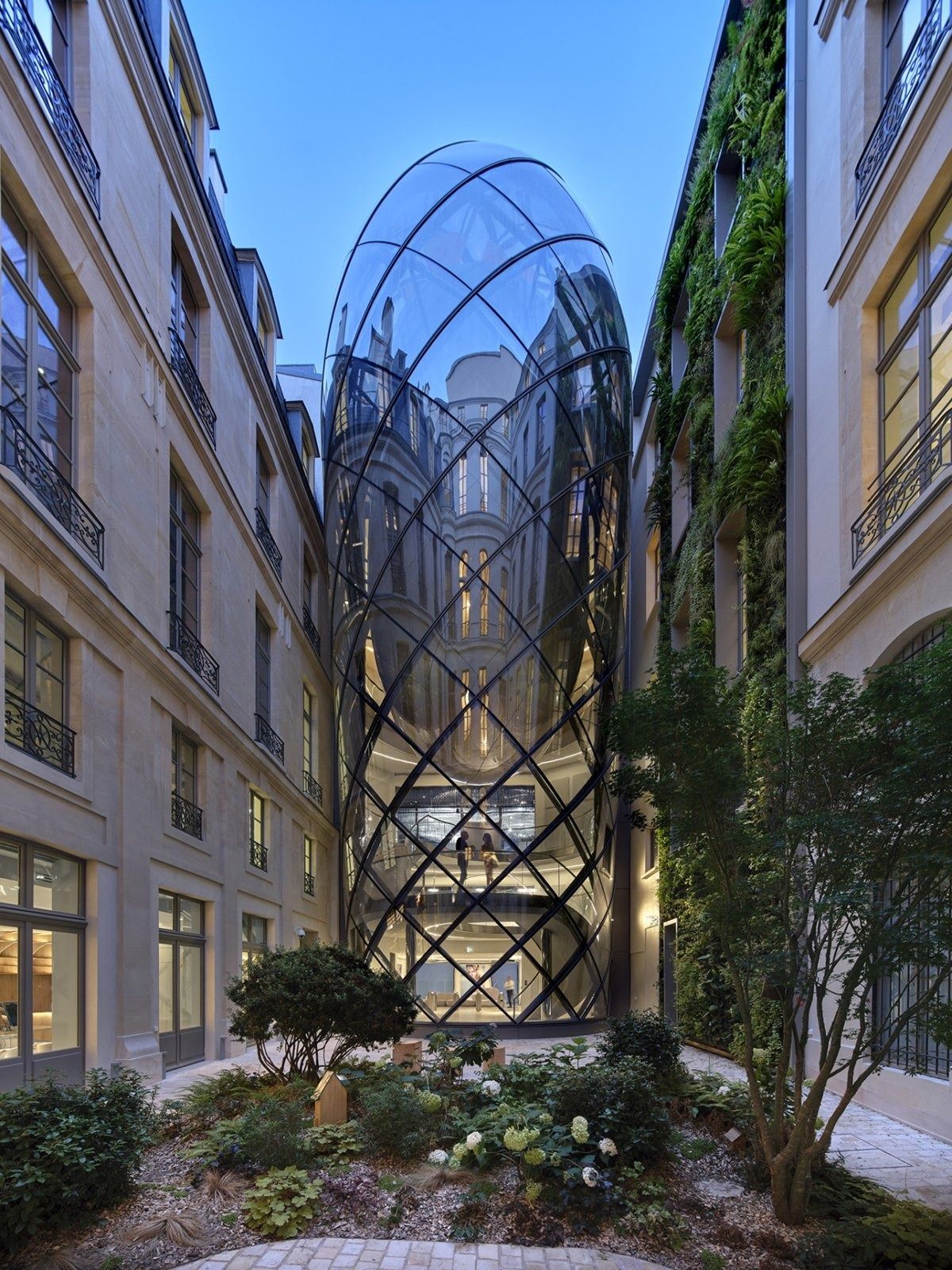 L'Oréal: The glass shell rising in the courtyard between old facades