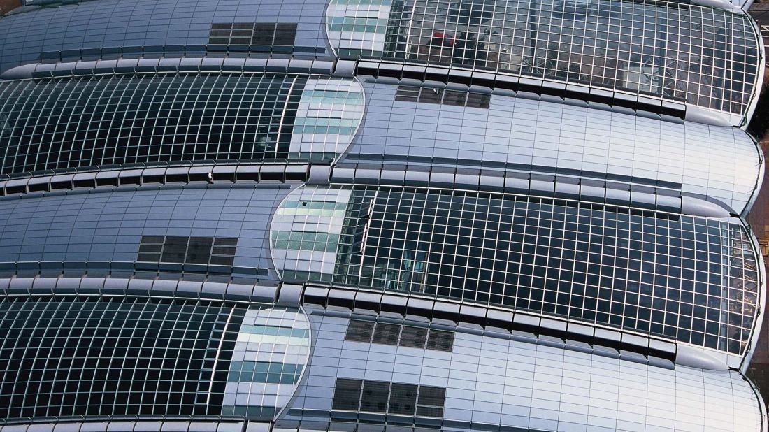 Lufthansa Group: Close-up of curved glazed roof sections over the facade