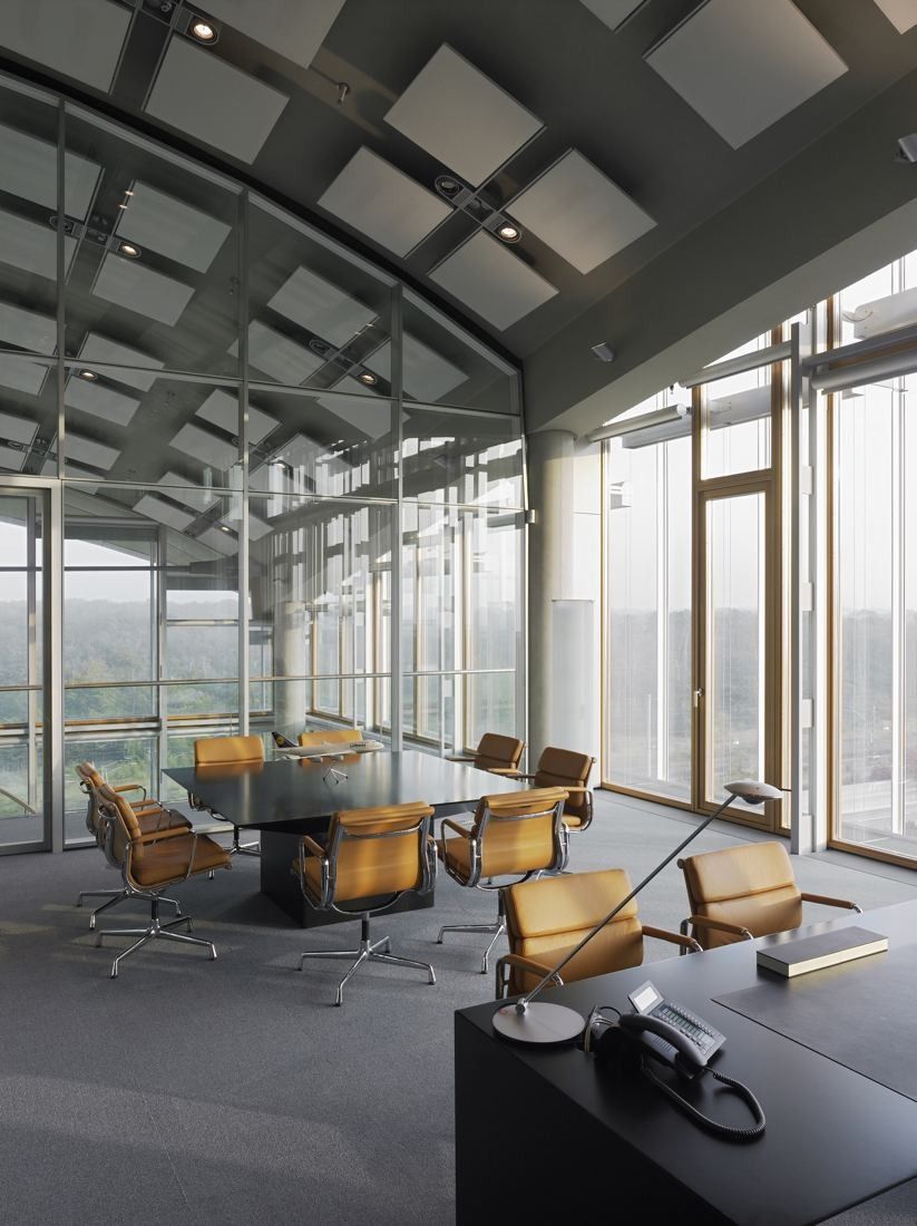 Lufthansa Group: Meeting room with a long table and chairs beside floor-to-ceiling windows