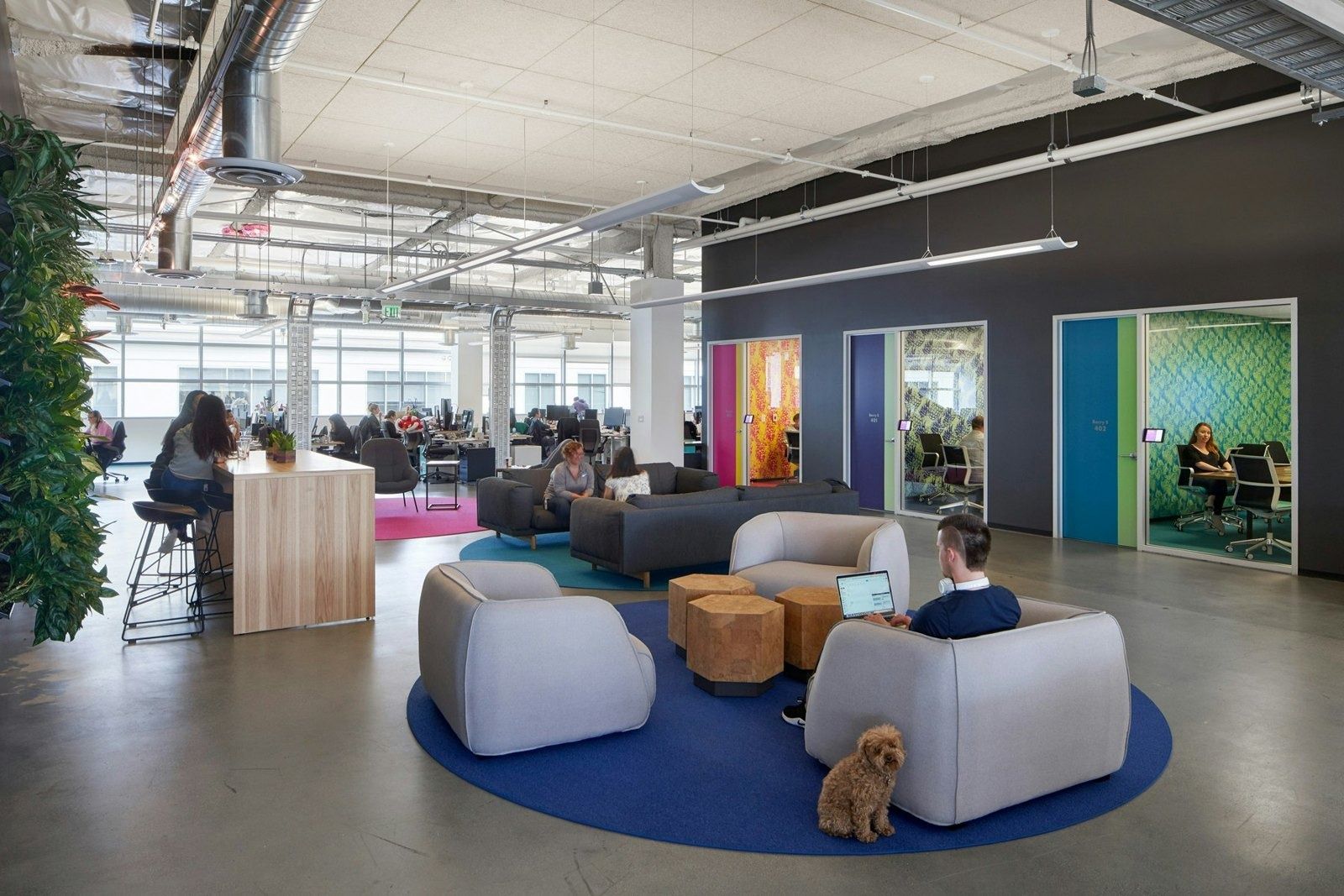 Lyft: Lounge with round sofas and meeting rooms behind
