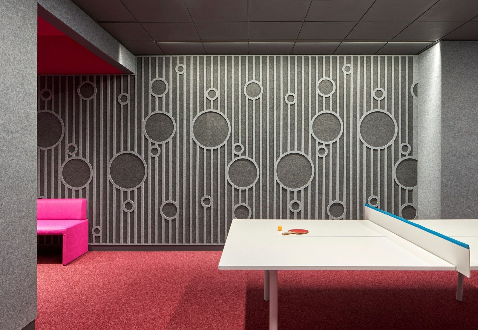 Lyft: Ping-pong table in front of a patterned acoustic wall