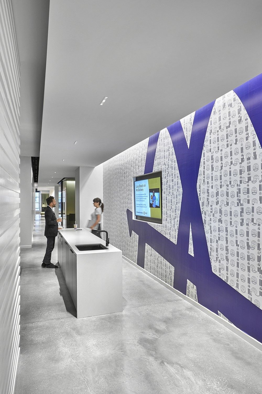 McDonald's: Corridor with a purple-and-white patterned wall