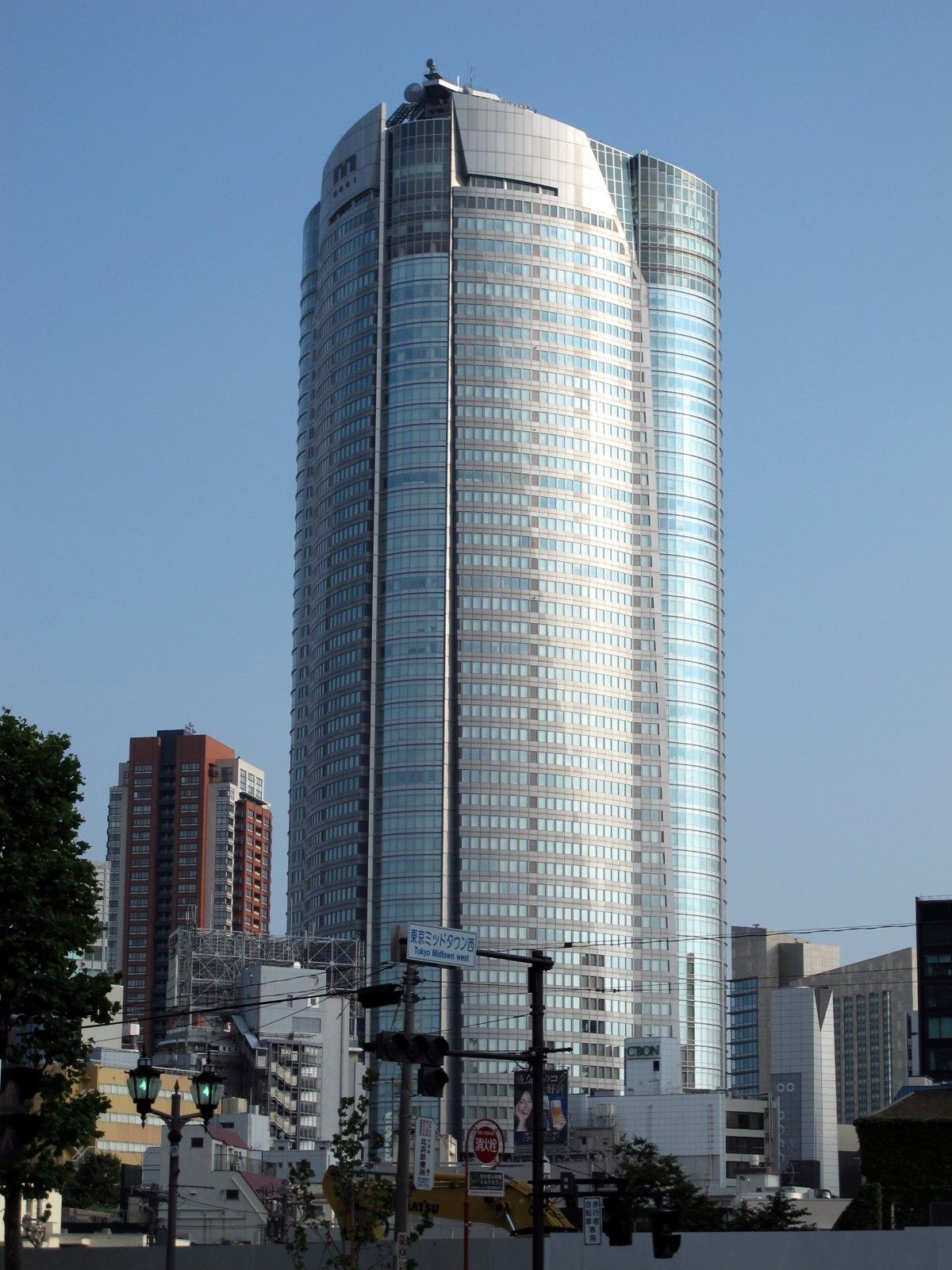 Mercari: Tall rounded glass tower against a blue sky