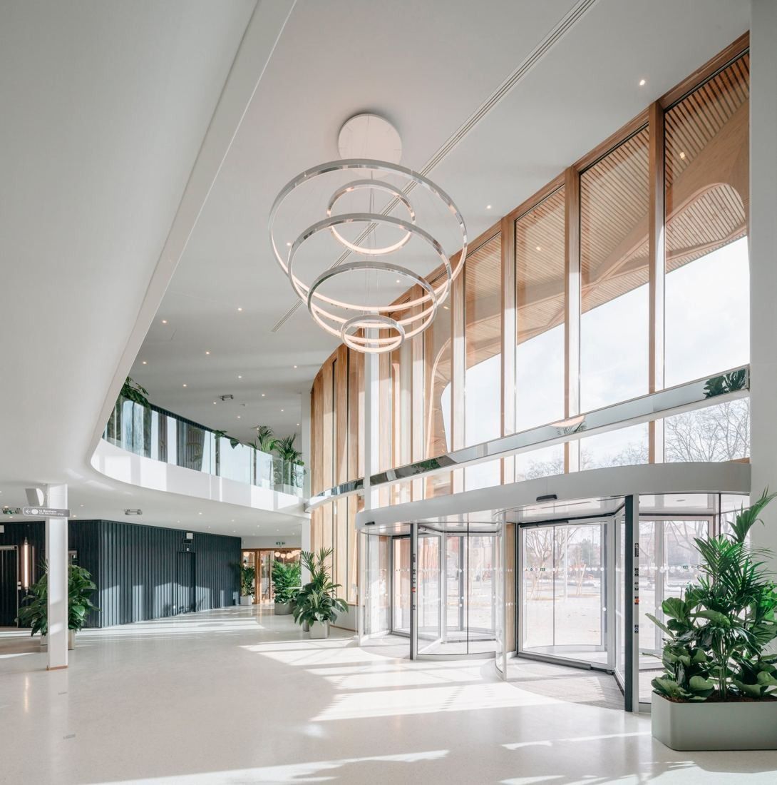 Michelin: Glazed entrance hall with a ring chandelier, timber-framed windows and plants
