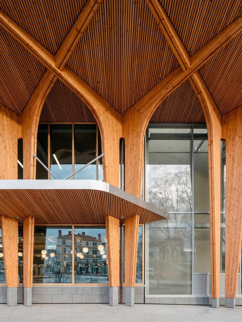 Michelin: Pointed timber arch over a glazed entrance with a small balcony