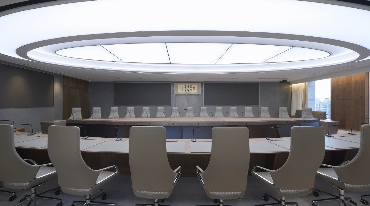 Mitsubishi Corporation: Curved conference table under an oval ceiling light