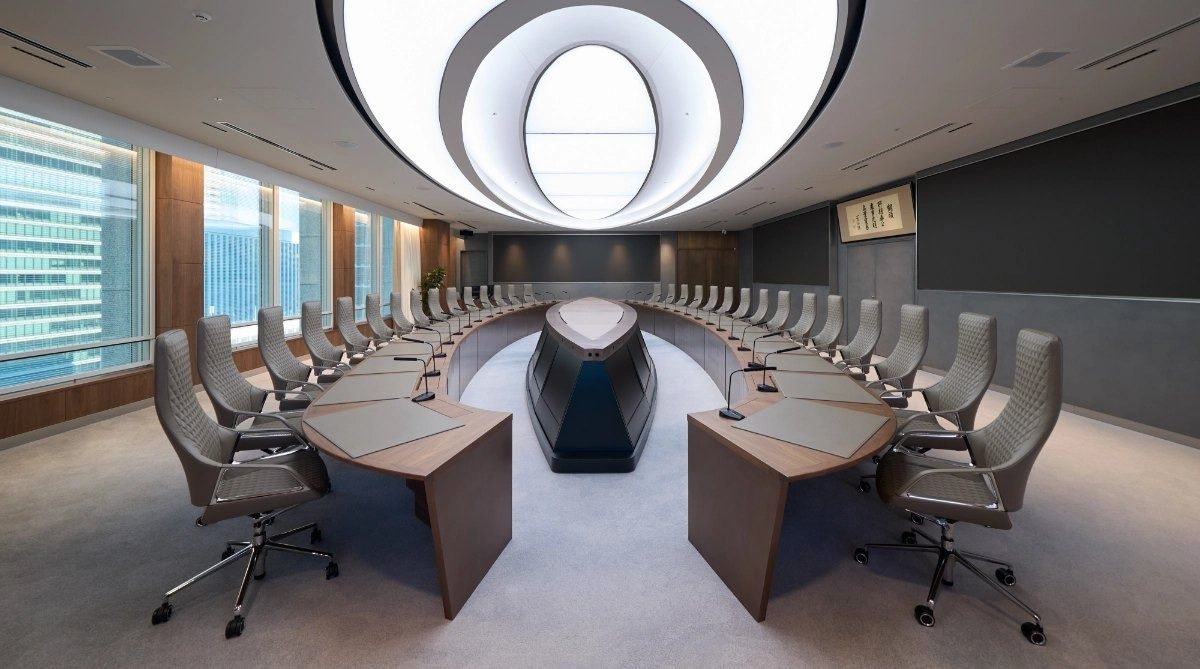Mitsubishi Corporation: Round conference room with a ring light and leather chairs