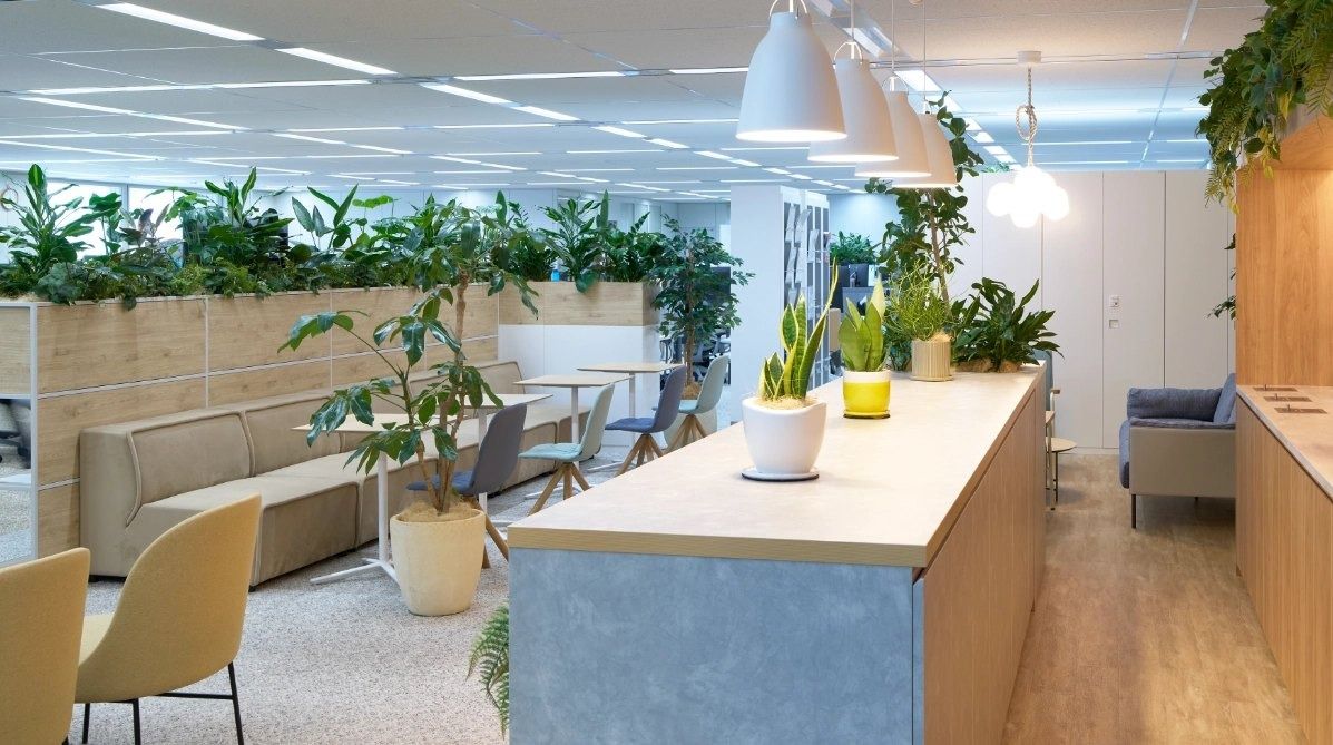 Mitsubishi Corporation: Workspace with planters, a wooden counter and lounge seating