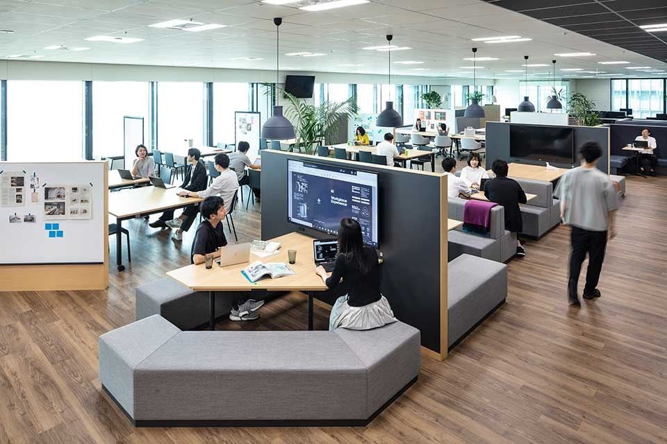 Mitsui & Co.: Meeting nooks with screens and a hexagonal bench in an open office