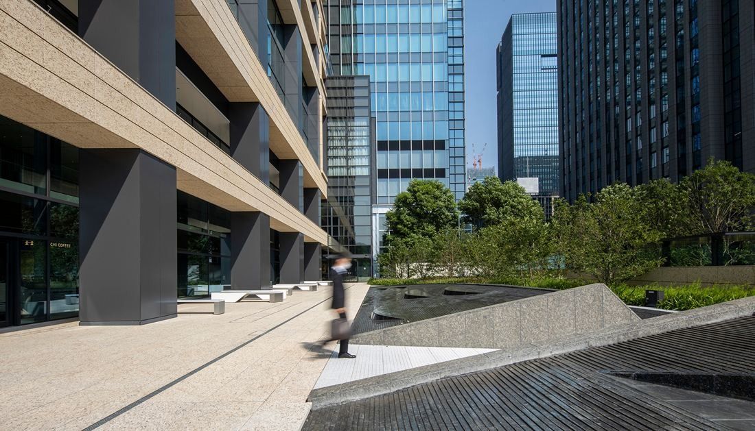 Mitsui & Co.: Paved plaza with planted mounds between tower columns