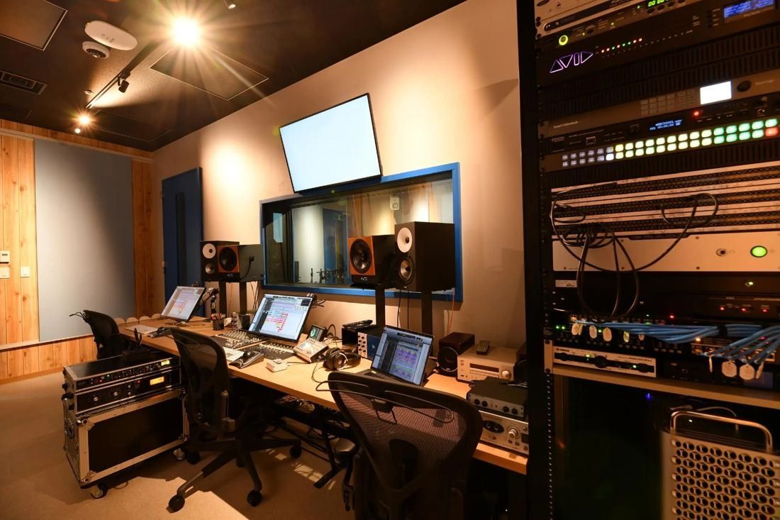 MIXI: Audio room with mixing desk, monitors and speakers
