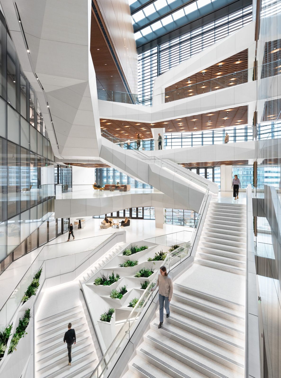 Moderna: Stairs climbing through the multi-storey atrium