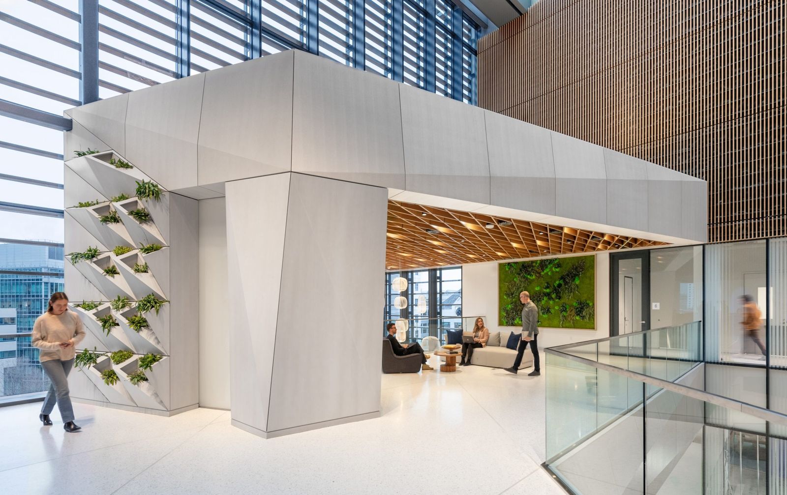 Moderna: White angular volume with plants on the atrium floor