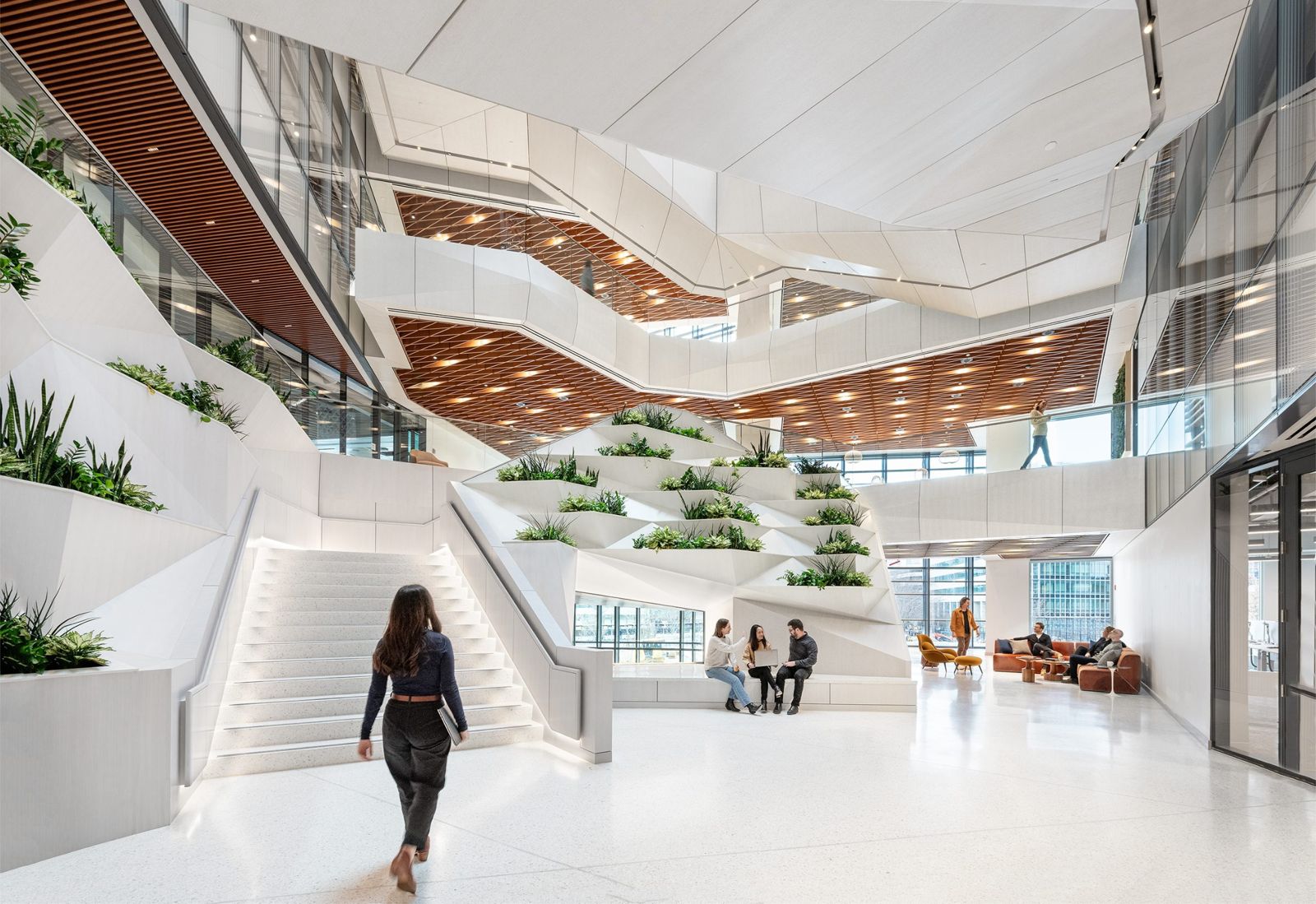 Moderna: White atrium with a broad stair lined with plants
