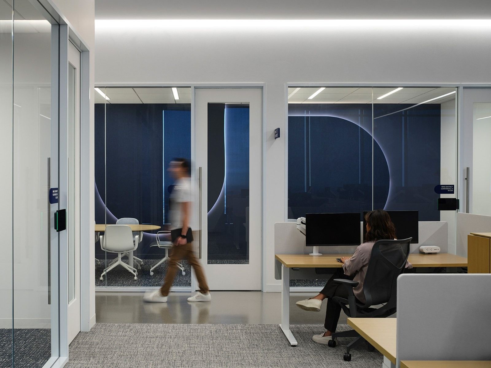 Molson Coors: Glass meeting rooms and desks along a white corridor