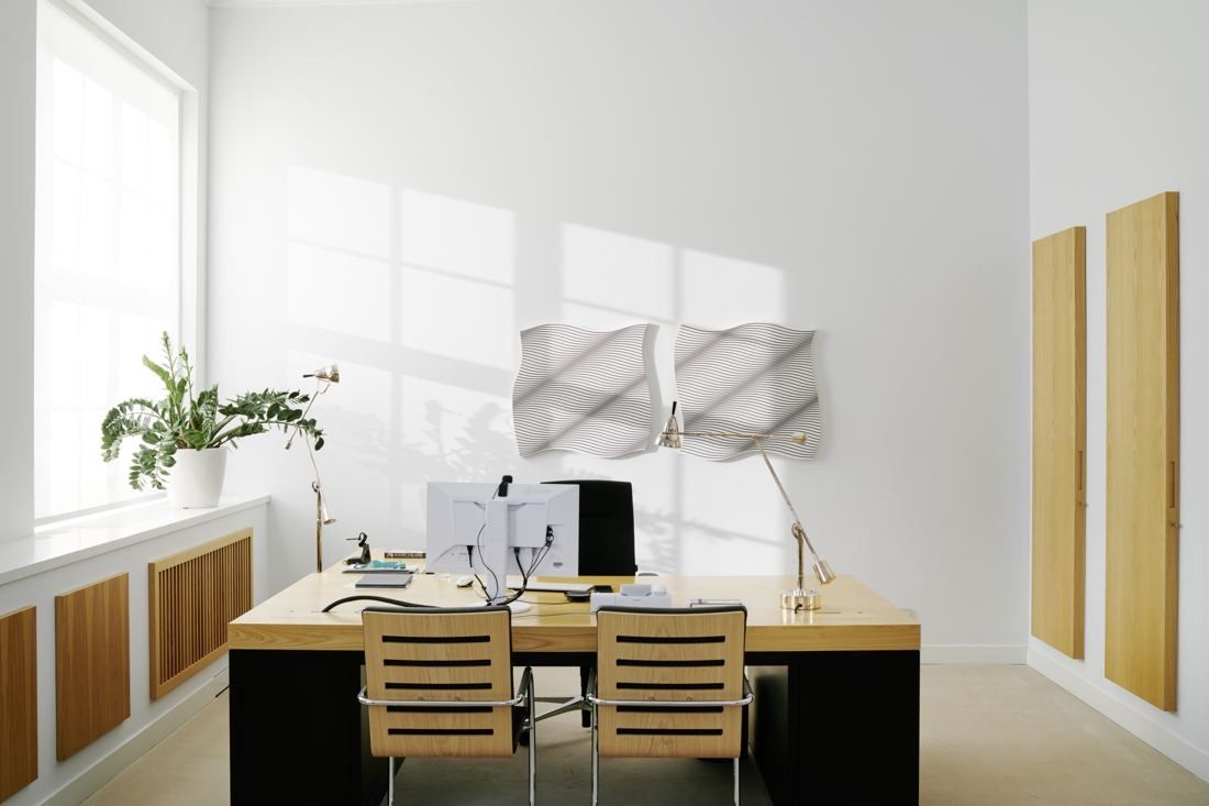 Munich Re: Bright office with a desk, plants and two framed works on the wall
