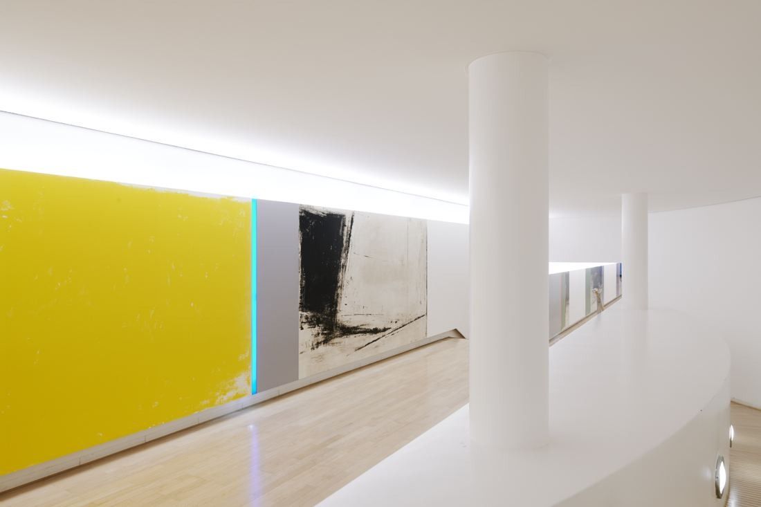 Munich Re: Corridor with a large yellow and black painting along the wall