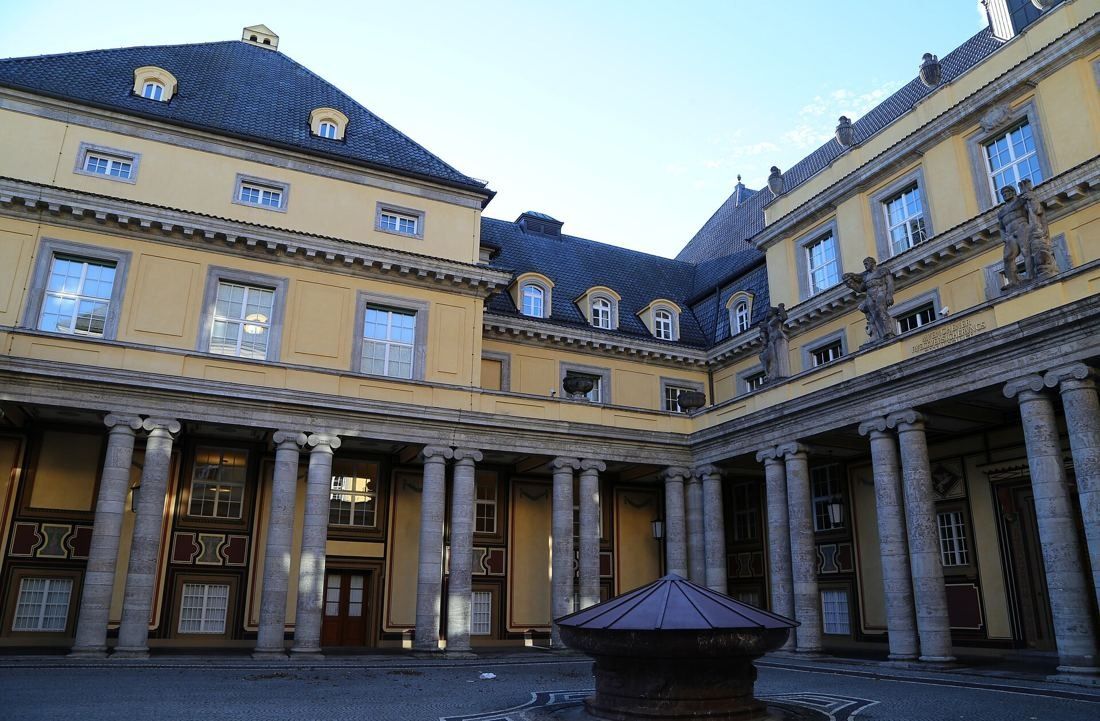 Munich Re: Inner courtyard surrounded by stone columns under a blue sky