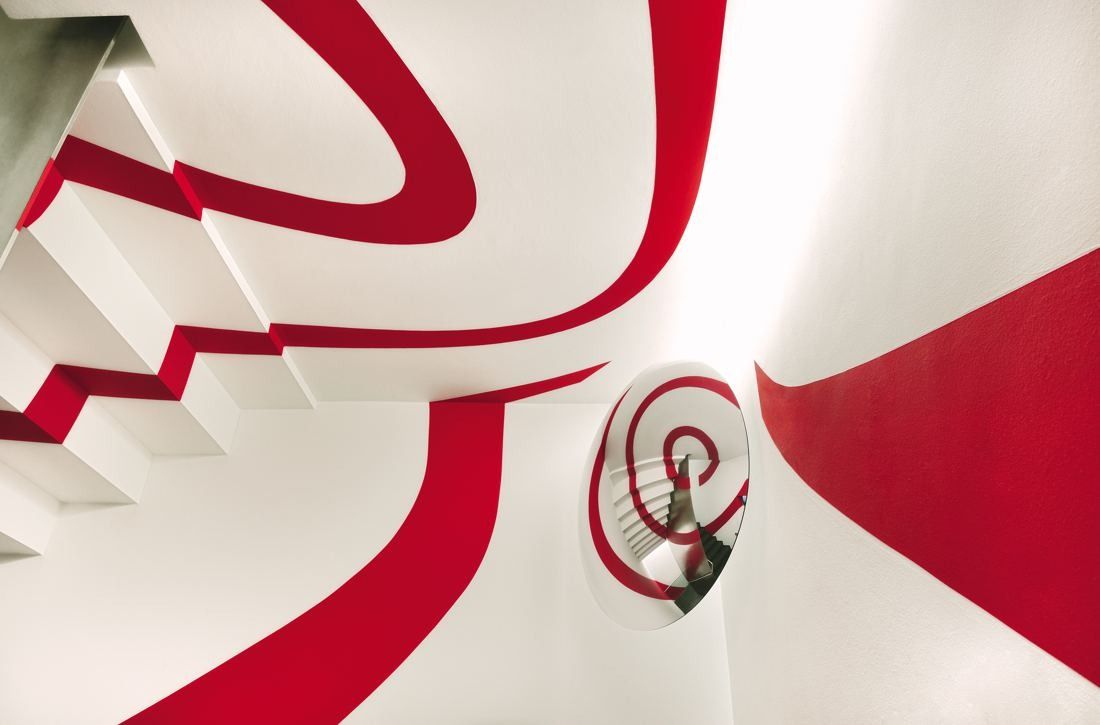 Munich Re: Spiral stairwell painted with red curving bands