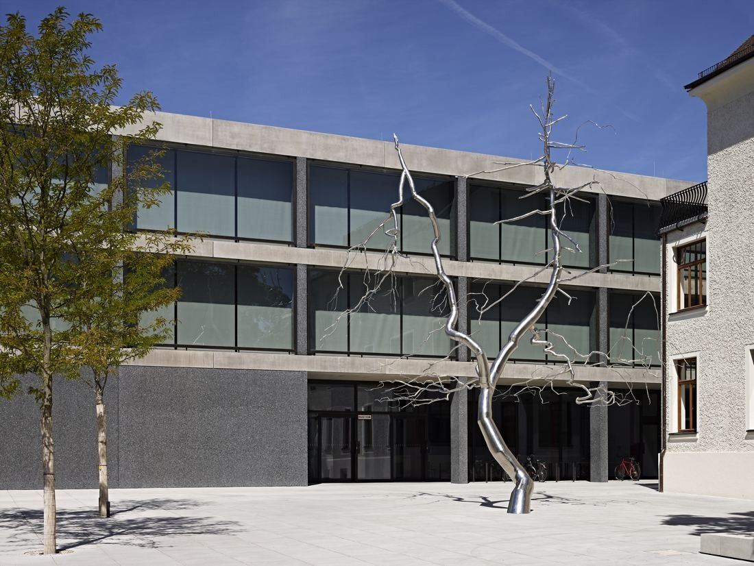 Munich Re: Stainless-steel tree sculpture in front of a modern office building