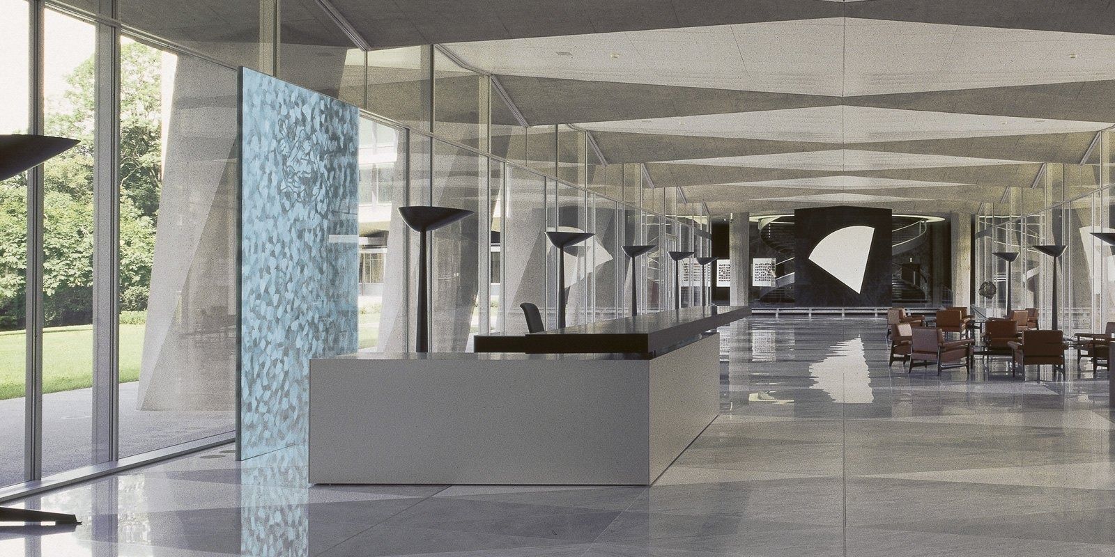 Nestlé: An open hall with a patterned glass panel
