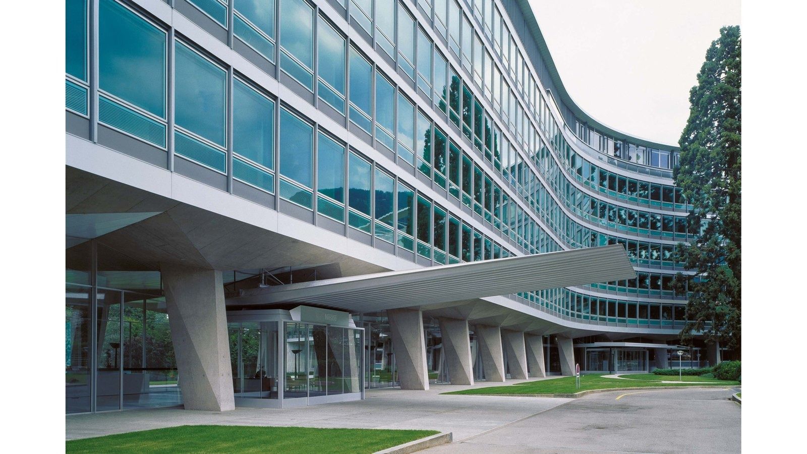 Nestlé: The curved wing lifted on columns