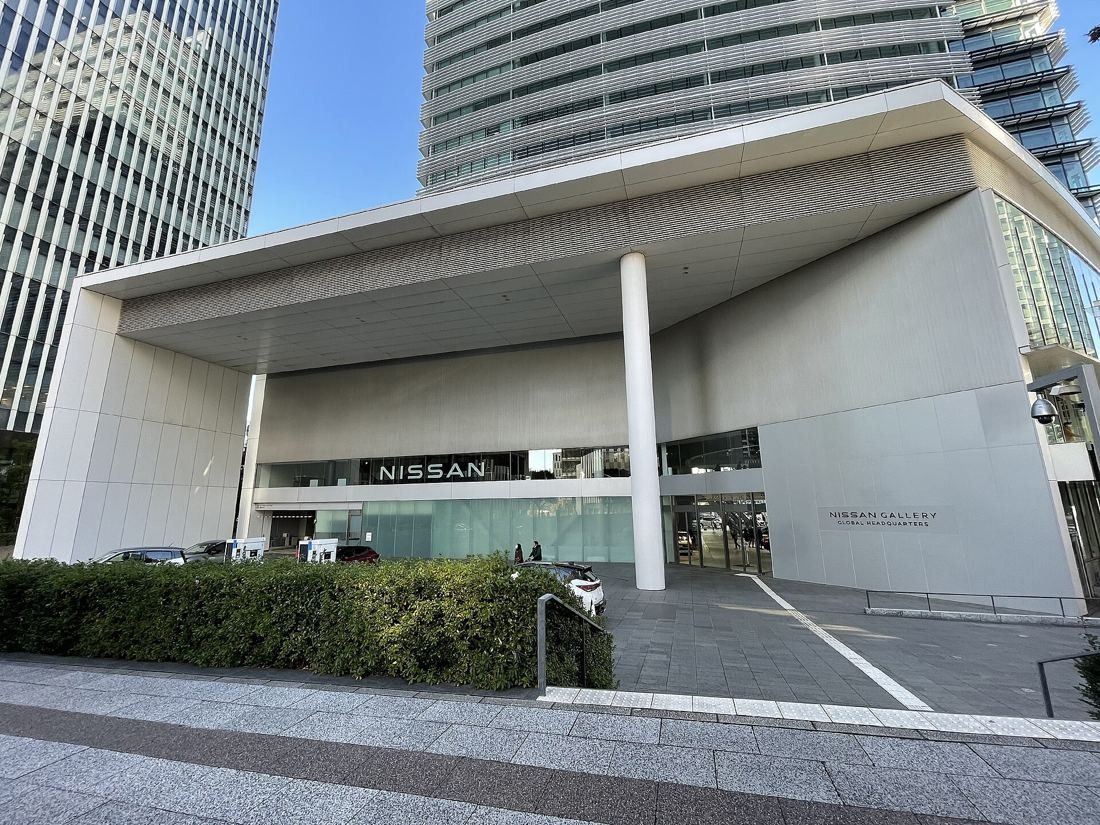 Nissan: Deep white canopy on a single round column over the entrance forecourt