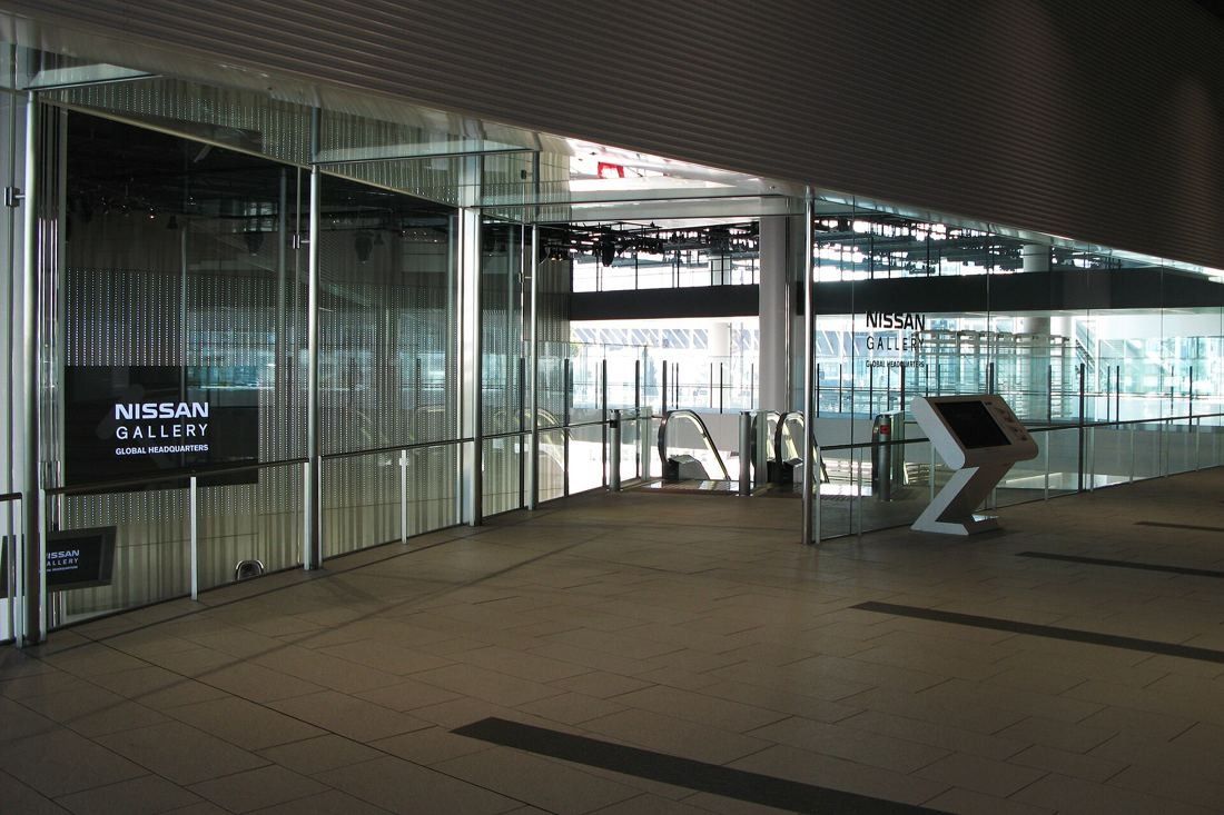 Nissan: Glass entrance with an escalator going down behind it
