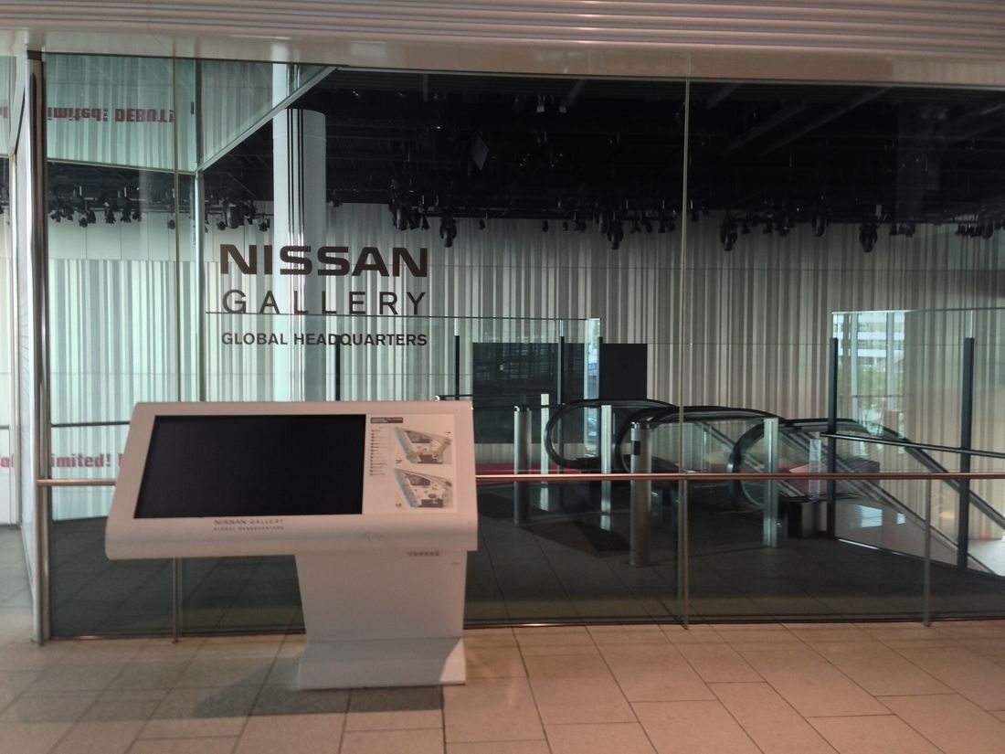Nissan: Glass entrance with an information screen in front of an escalator